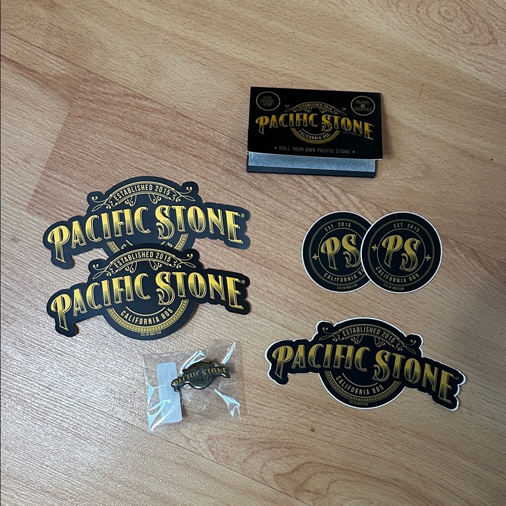 Decorative Sticker Set, Pinback and smoking Papers - Black and Gold
